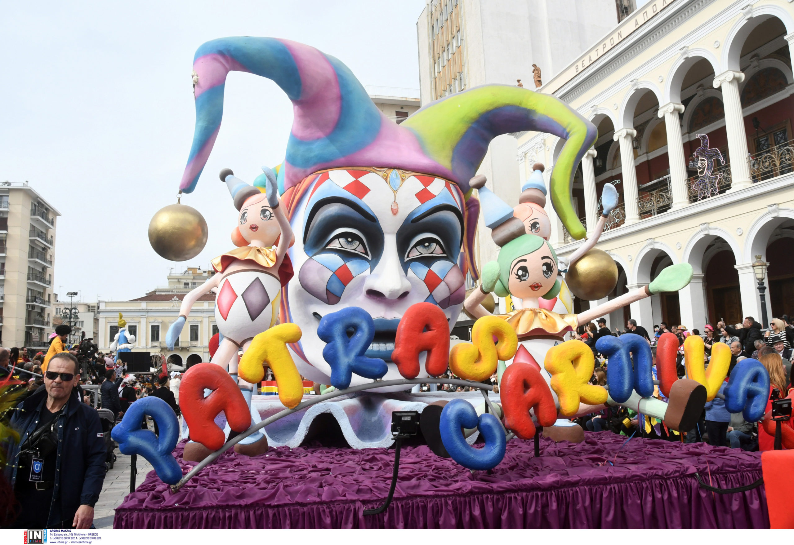 Πάτρα: Μοναδικό θέαμα από 55.0000 καρναβαλιστές στη μεγάλη παρέλαση – Ξέφρενο γλέντι, φαντασία και χορός
