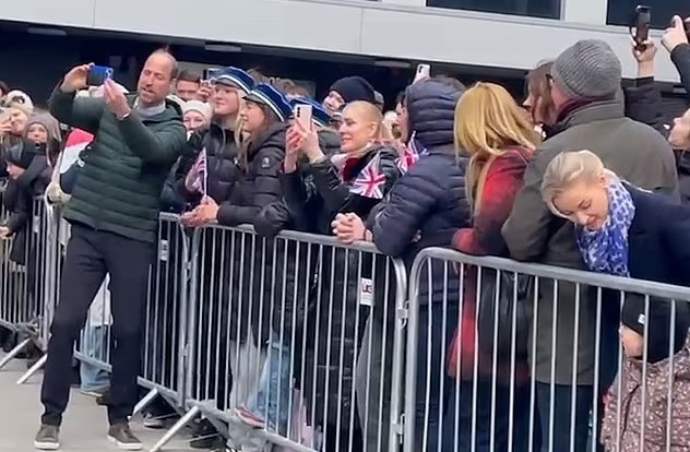 Πρίγκιπας Ουίλιαμ: Η μεγάλη γκάφα στην Εσθονία – Του έπεσε το κινητό θαυμάστριας