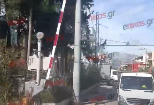 Προαστιακός: Συρμός περνά από διάβαση με ανεβασμένες τις προστατευτικές μπάρες – ΒΙΝΤΕΟ αναγνώστη 