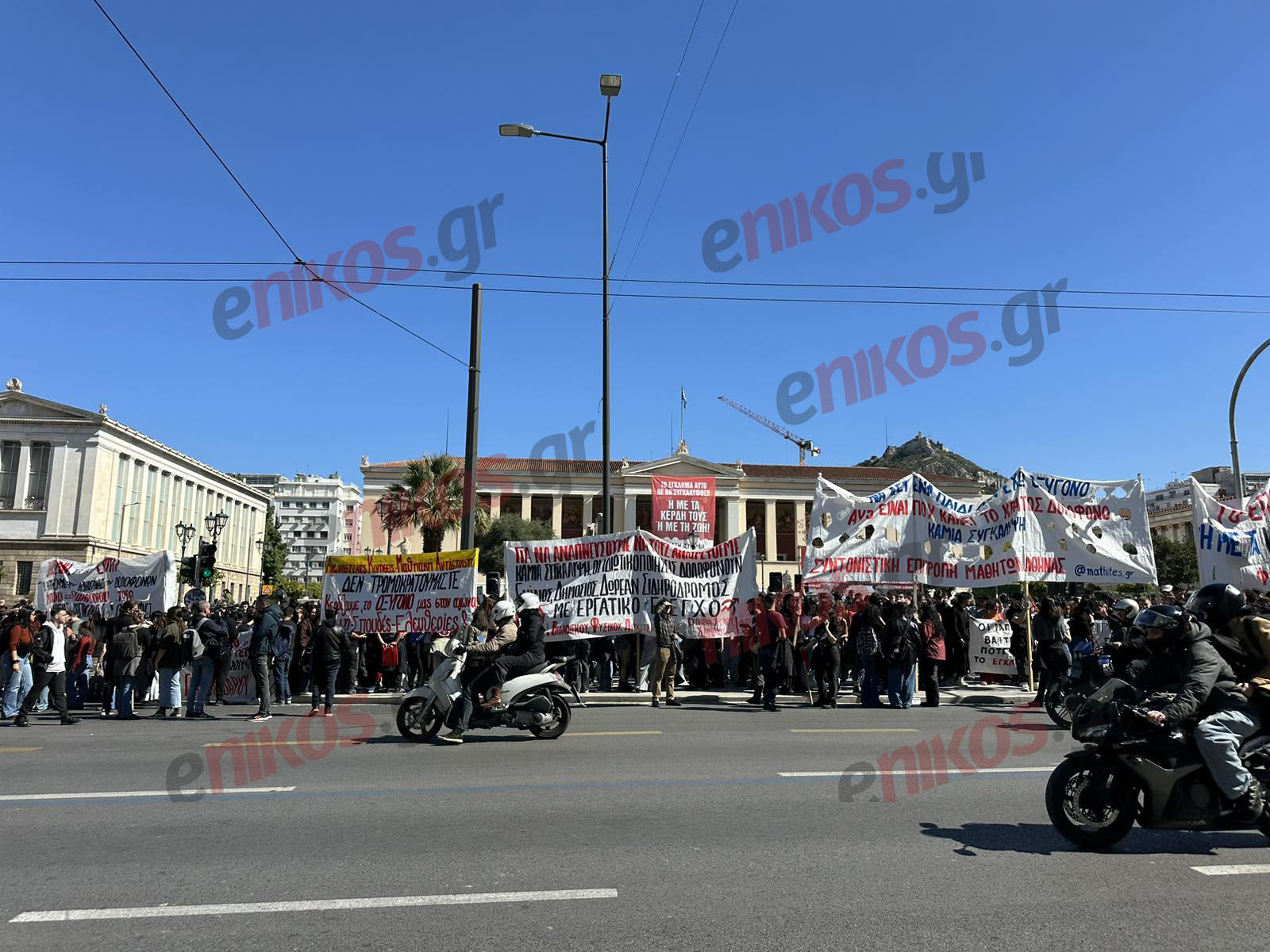 Τέμπη: «Ραντεβού» στα Προπύλαια έδωσαν μαθητές και φοιτητές – Βίντεο από την πορεία