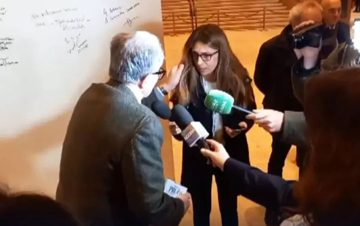 Ρομάνο Πρόντι: Σφοδρή κριτική στον πρώην Πρωθυπουργό της Ιταλίας επειδή τράβηξε τα μαλλιά δημοσιογράφου – «Μπερδεύουν την στοργή με την επιθετικότητα»