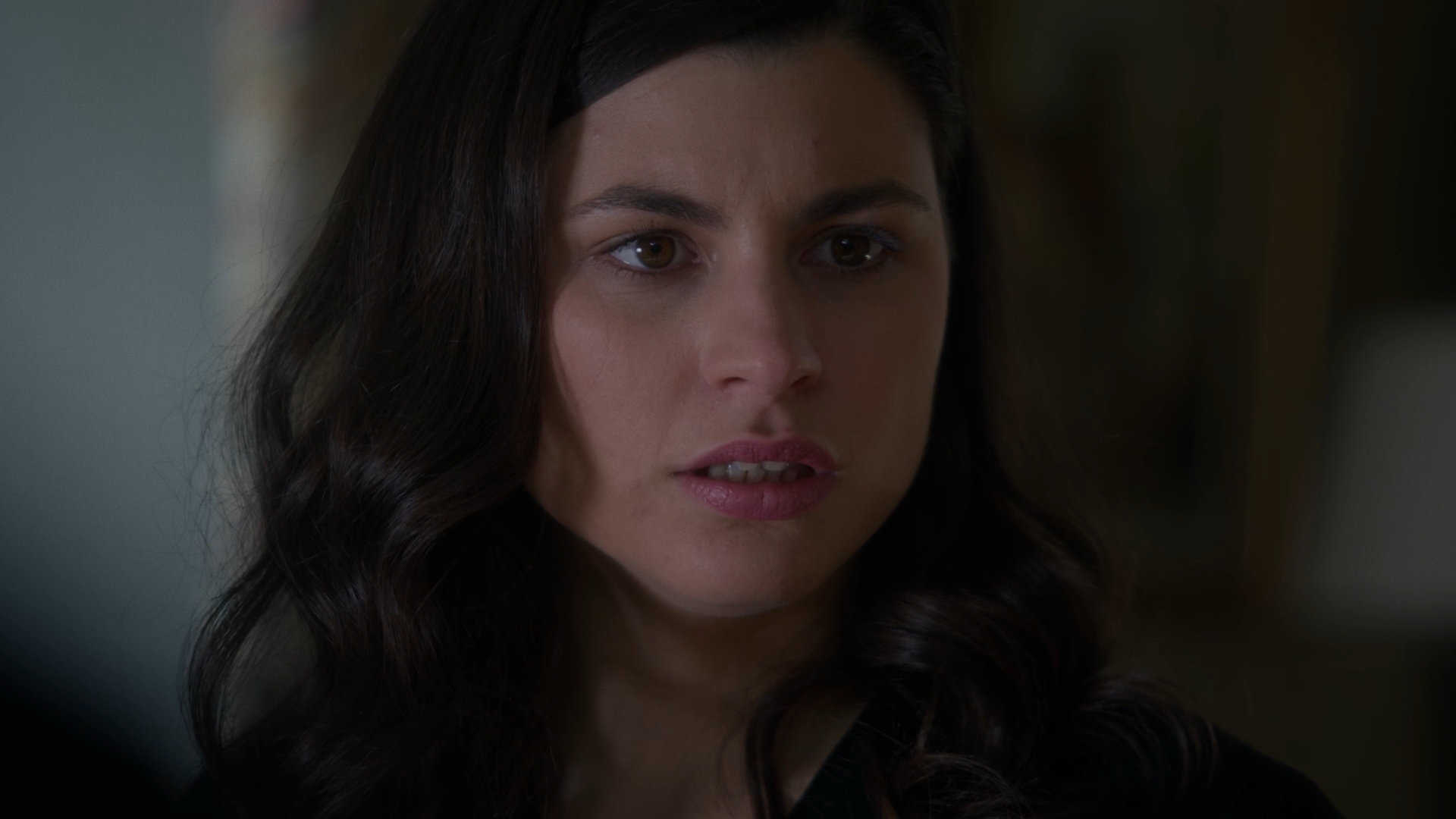 Άγιος έρωτας: Η Χλόη αντικρίζει την Πετρούλα μέσα στο σπίτι της και δεν πιστεύει στα μάτια της