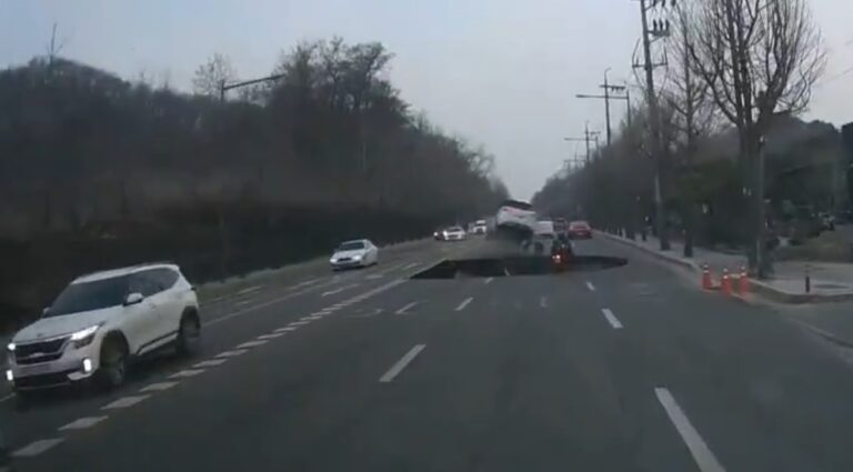 Νότια Κορέα: Νεκρός ο οδηγός μηχανής που έπεσε σε τεράστια τρύπα στον δρόμο – Βίντεο