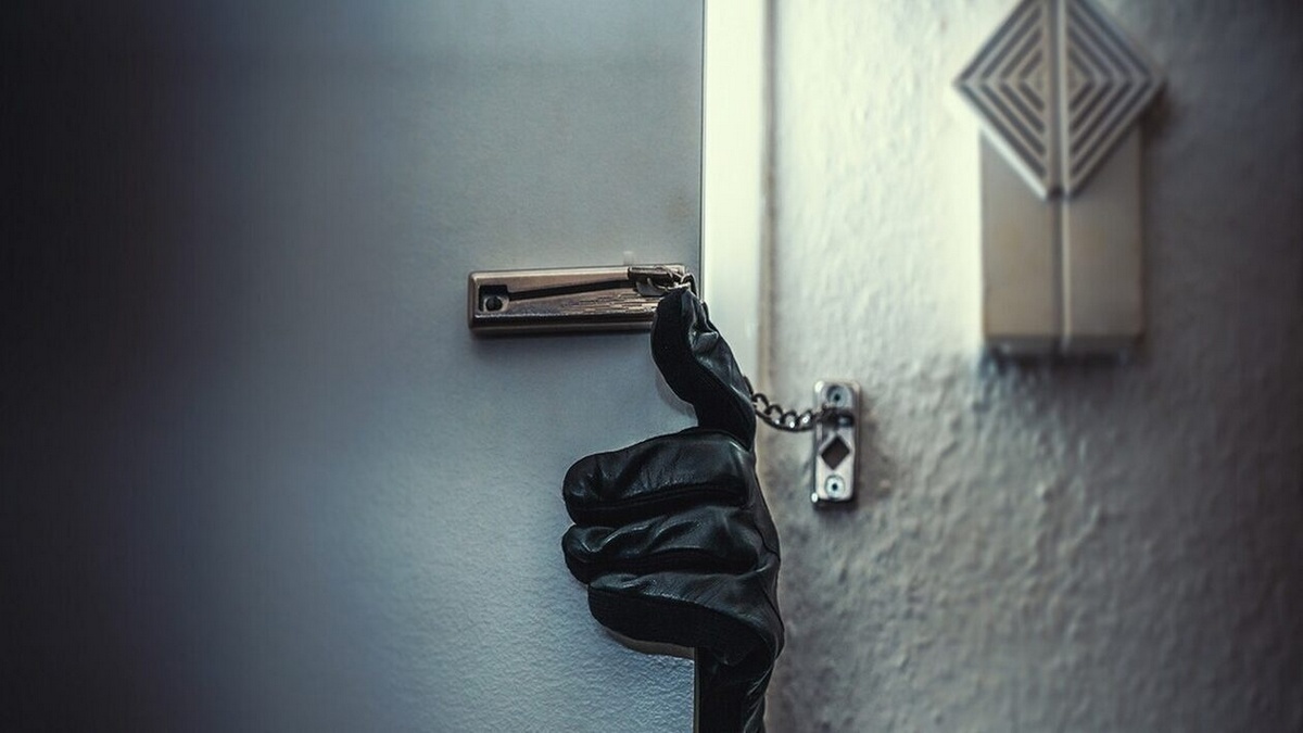 Πώς οι διαρρήκτες «σημαδεύουν» τα διαμερίσματα πριν «μπουκάρουν» – Τα κόκκινα αυτοκόλλητα και η… κλωστή