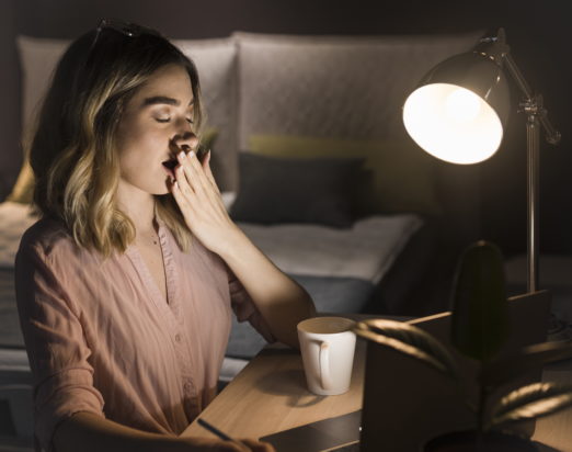 Ύπνος: Ειδικός προειδοποιεί για τους πιθανούς κινδύνους από 1 κοινή συνήθεια πολλών ανθρώπων μετά τις 9 το βράδυ