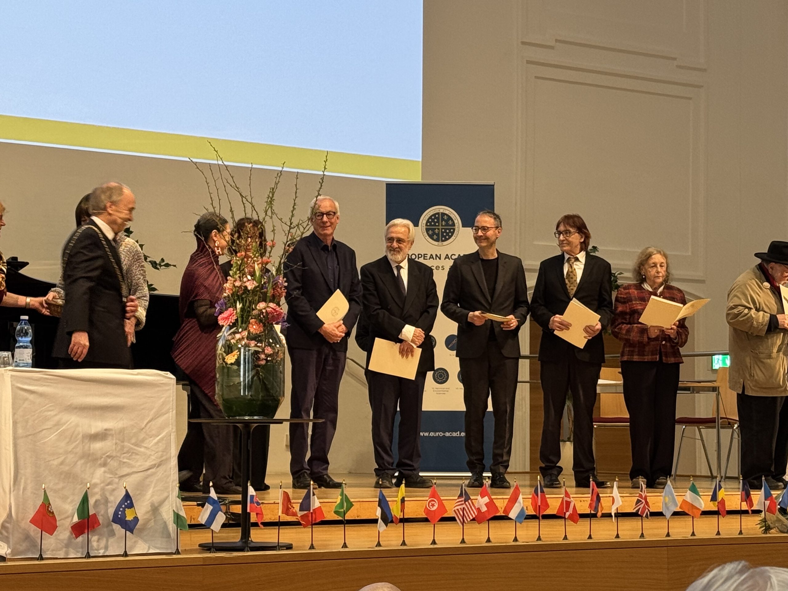 . Ο Σμαραγδής ανάμεσα σε νέους Ακαδημαϊκούς