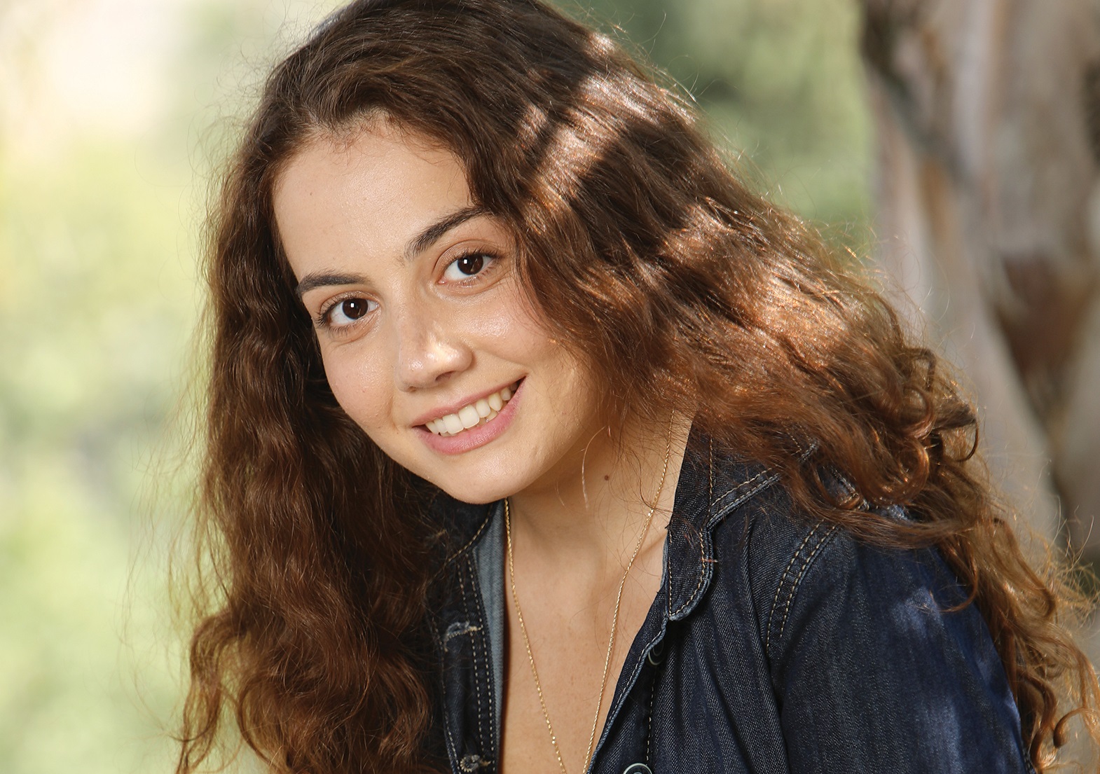 Η γη της ελιάς: Η Άννα βρίσκεται στον ελαιώνα την ώρα που σπάνε τα νερά