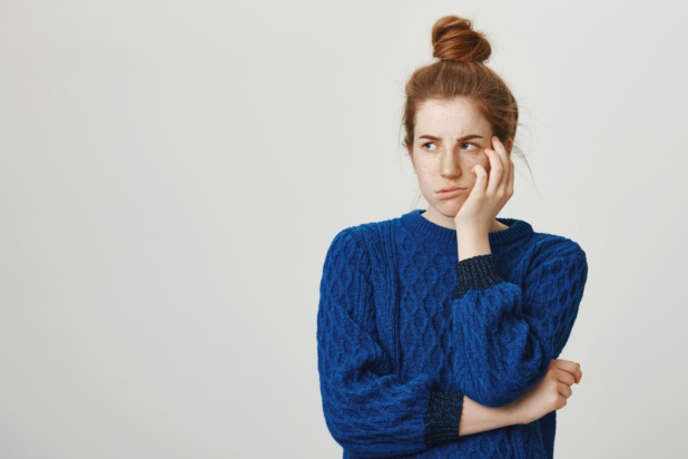 Οι άφραγκοι γονείς της απαιτούν να τους δώσει χρήματα. Φωτογραφία: Freepik