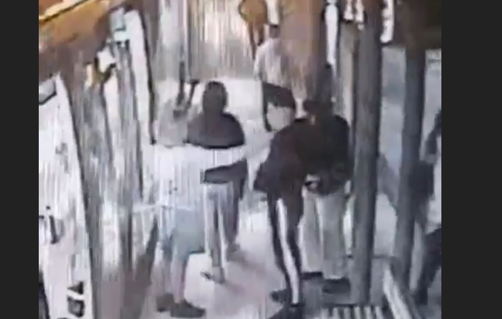 Βίντεο από τη δράση της συμμορίας που είχε αδυναμία στις χρυσές αλυσίδες λαιμού – «Χτυπούσε» σε σταθμούς του ΗΣΑΠ και Τραμ