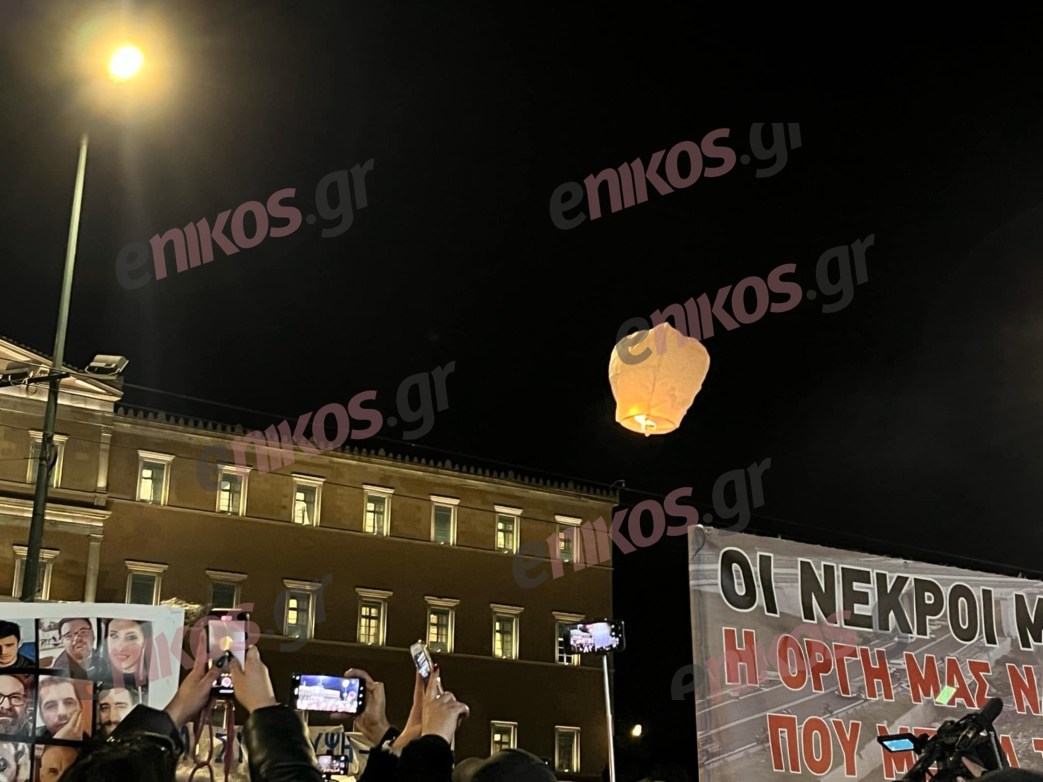Τέμπη: Ενός λεπτού σιγή και δεκάδες φαναράκια στον ουρανό έξω από τη Βουλή – Δείτε φωτογραφίες και βίντεο