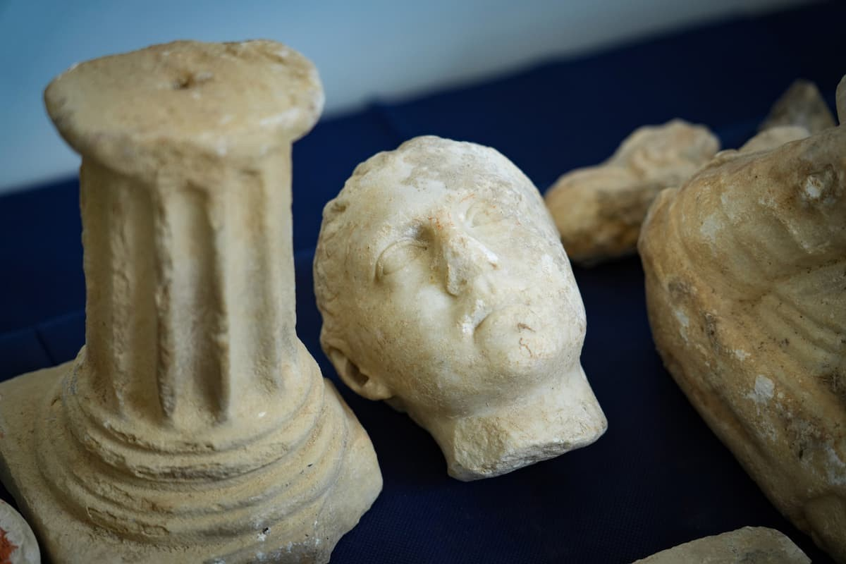 Αντικείμενα που ανακαλύφθηκαν στο τελετουργικό λουτρό.