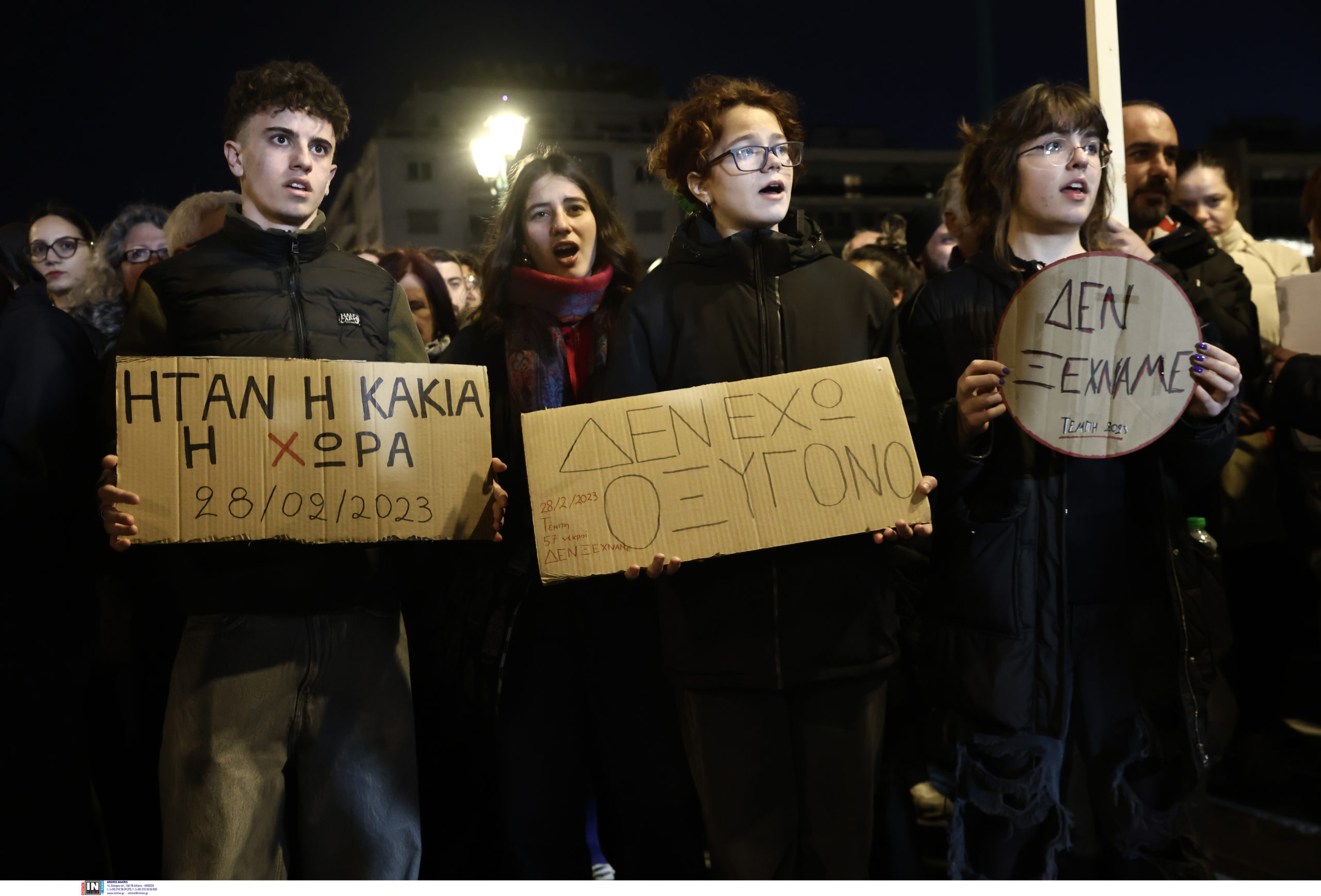 Τέμπη: Συγκλόνισαν συγγενείς θυμάτων στο συλλαλητήριο στο Σύνταγμα – «Θα σας κυνηγήσουμε μέχρι να μην μπορείτε να σταθείτε πουθενά»