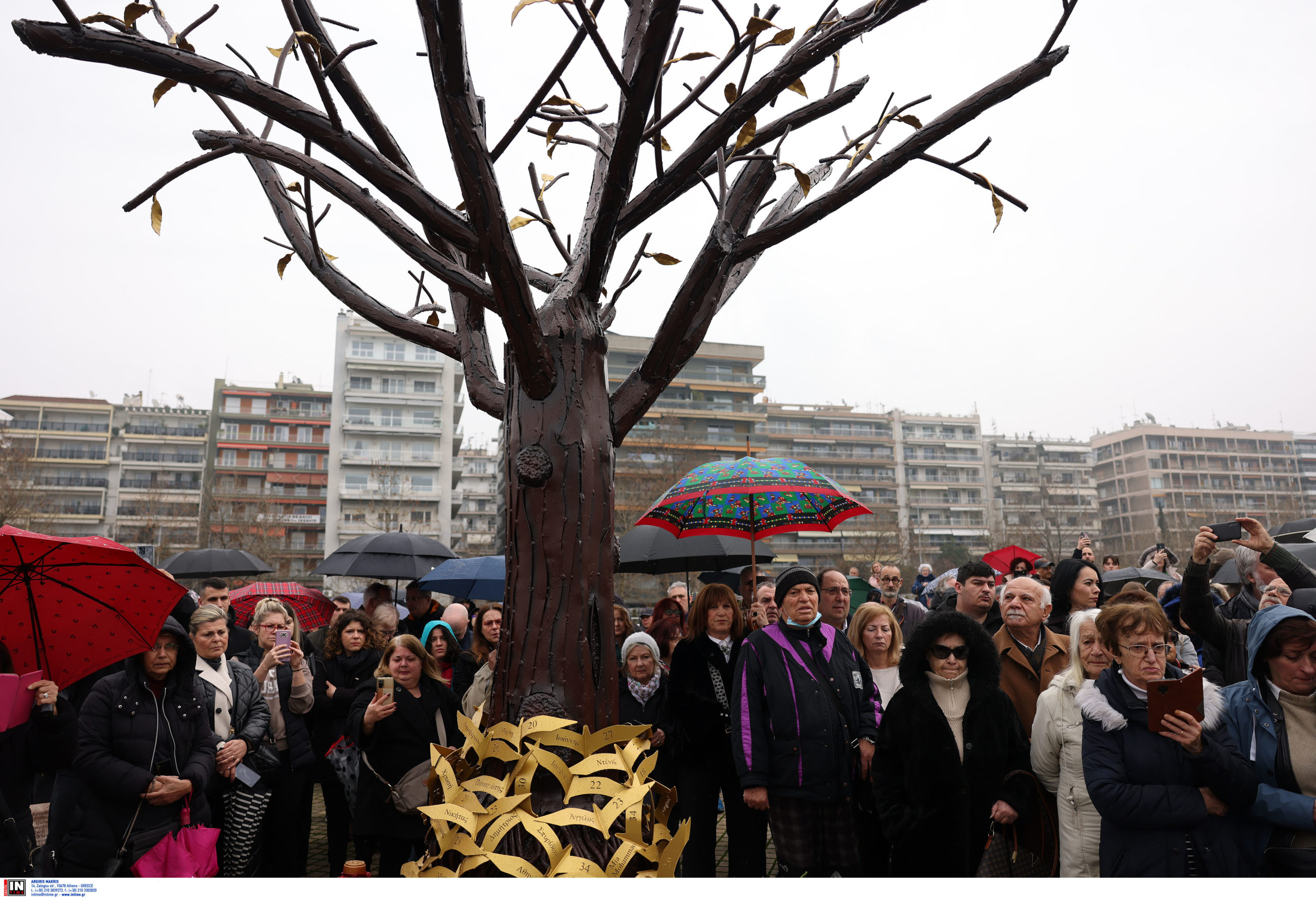 Θεσσαλονίκη: Αποκαλυπτήρια του «Δέντρου Μνήμης» για τους 57 νεκρούς των Τεμπών – ΦΩΤΟ και ΒΙΝΤΕΟ