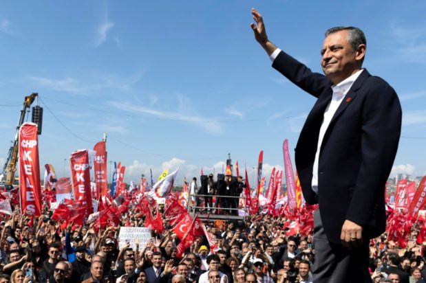 Οζγκιούρ Οζέλ διαδήλωση Κωνσταντινούπολη