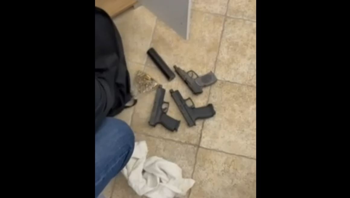 Βίντεο: Τα όπλα που εντοπίστηκαν στα σπίτια των Τούρκων μετά τις συλλήψεις για τη μαφιόζικη εκτέλεση στην Γλυφάδα