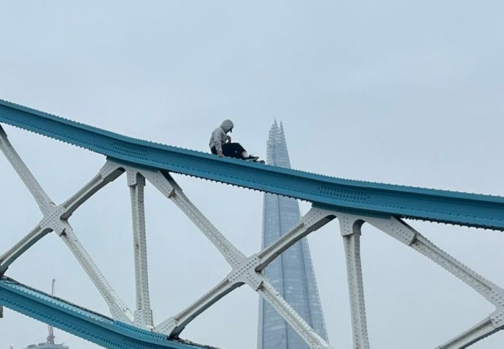 Βρετανία: Άνδρας σκαρφάλωσε στην ιστορική Tower Bridge του Λονδίνου – ΦΩΤΟ και ΒΙΝΤΕΟ