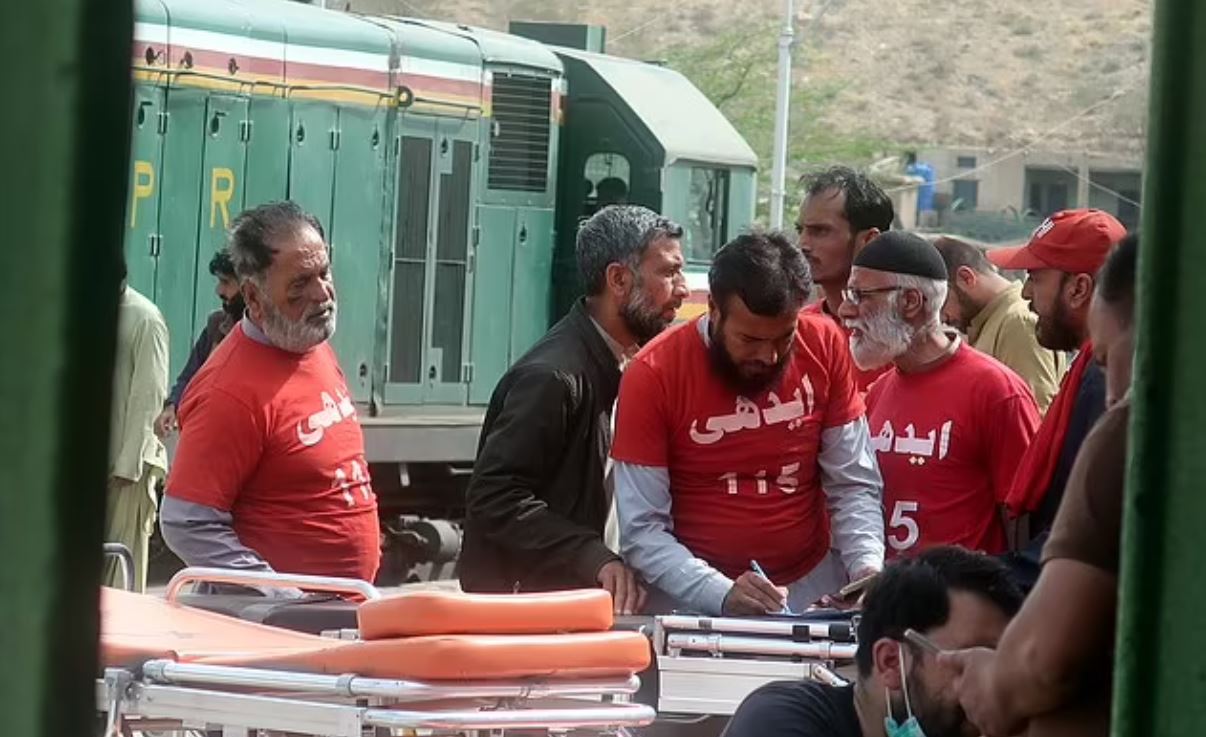 Πακιστάν: Αιματηρό τέλος στην πειρατεία του τρένου – 50 νεκροί όμηροι, σκοτώθηκαν όλοι οι αντάρτες