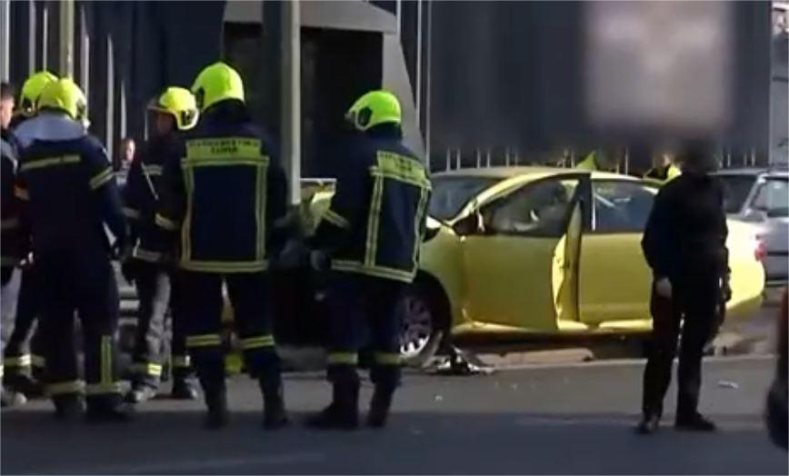 Τροχαίο στην Πειραιώς: Πέθανε η 61χρονη επιβάτιδα του ταξί που «καρφώθηκε» σε κολώνα