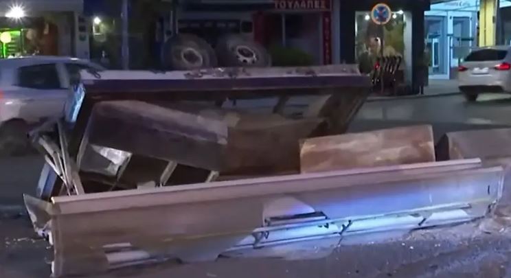 Θεσσαλονίκη: Αυτοκίνητο συγκρούστηκε με αγροτικό – Εκσφενδονίστηκε το τρέιλερ
