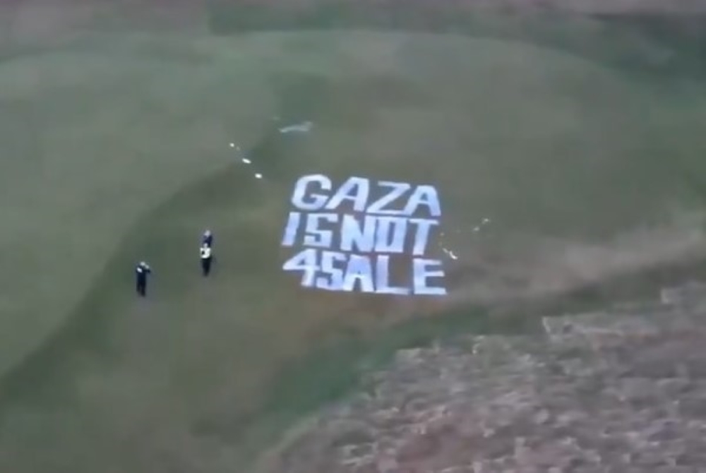 «Η Γάζα δεν πωλείται»: Παλαιστίνιοι ακτιβιστές βανδάλισαν γκολφ κλαμπ του Τραμπ με κόκκινες μπόγιες και συνθήματα