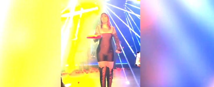 Τραγουδίστρια έβγαλε ρακέτα για να αποκρούσει λουλούδια