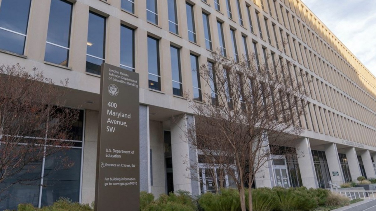 ΗΠΑ: Το Υπουργείο Παιδείας θα μειώσει το μισό προσωπικό του καθώς ο Ντόναλντ Τραμπ αναζητεί τρόπο να το εξαλείψει