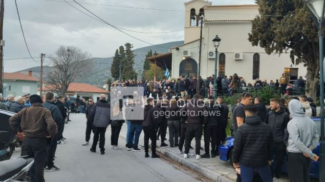 Βόλος: Σπαραγμός στην κηδεία του νιόπαντρου ζευγαριού που σκοτώθηκε στο τροχαίο – Με μηχανοκίνητη πορεία οι φίλοι τους στην εκκλησία – ΦΩΤΟ 