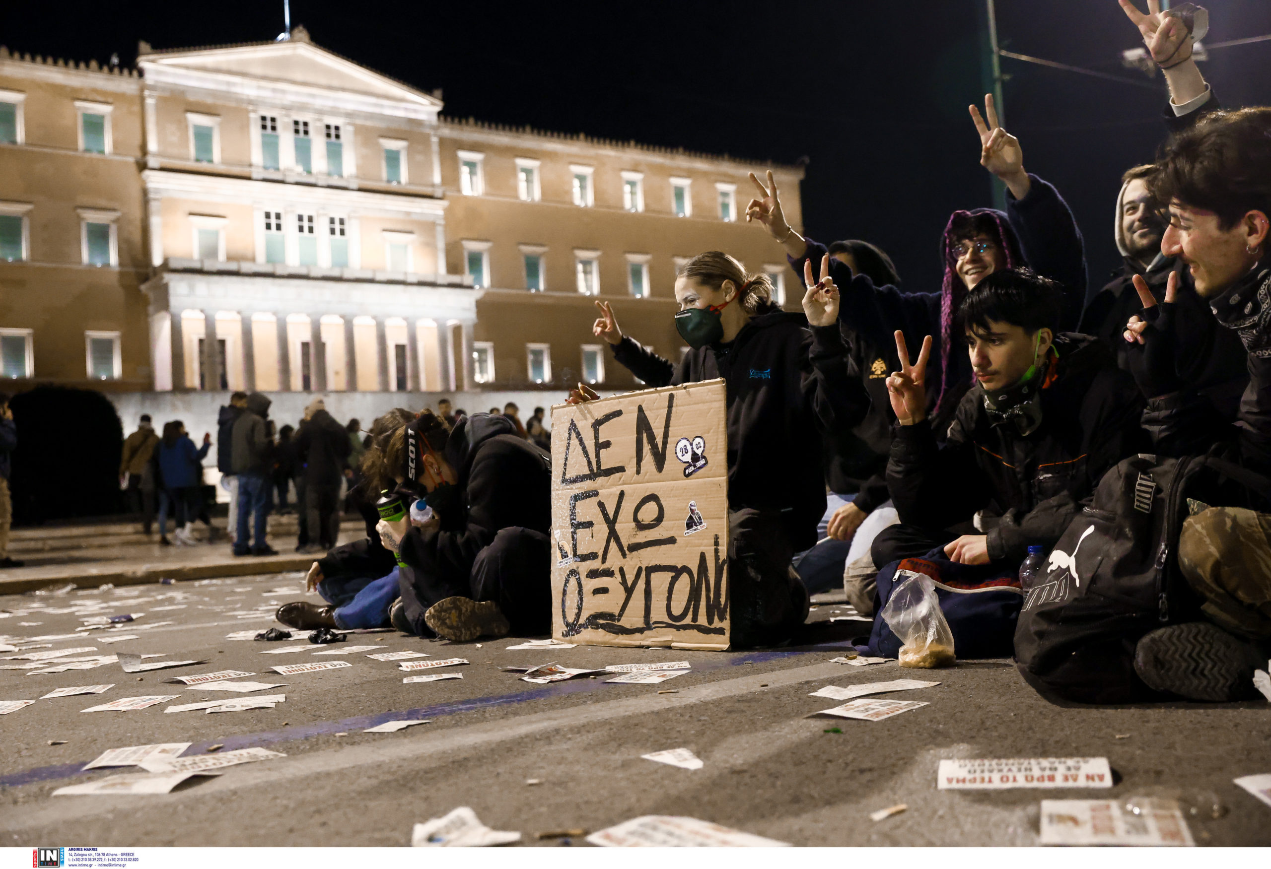 «Δεν έχω οξυγόνο»: Ξανά στους δρόμους χιλιάδες πολίτες για τα Τέμπη – Φωτογραφίες και βίντεο από τις νέες διαδηλώσεις σε όλη την Ελλάδα