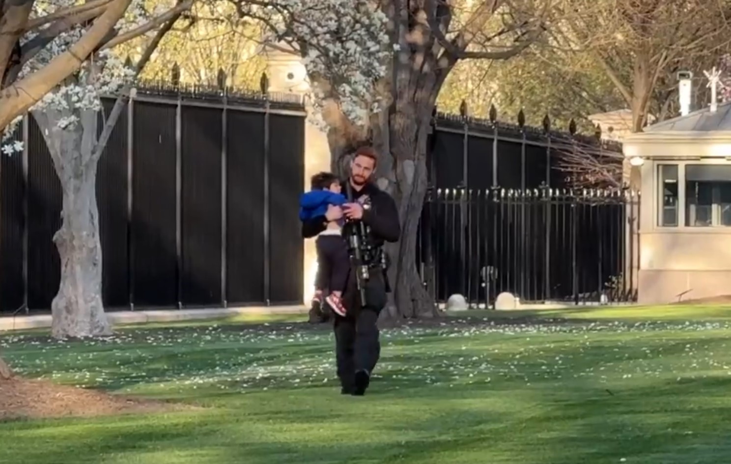 Βίντεο: Ένα μικρό αγοράκι ξεγλίστρησε από τον φράκτη του Λευκού Οίκου και «συνελήφθη» από πράκτορες της Μυστικής Υπηρεσίας