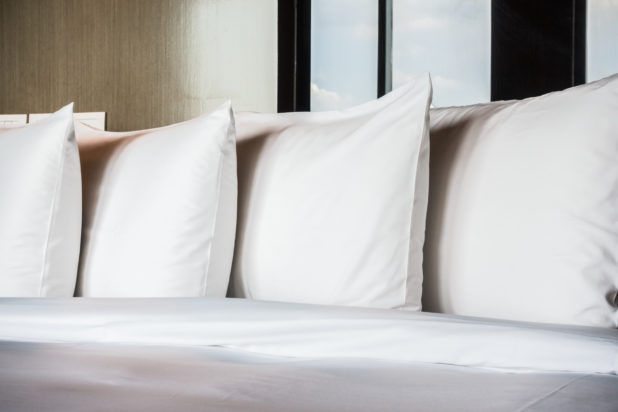 Σεντόνια και μαξιλαροθήκες: Η απλή μέθοδος για ατσαλάκωτα κλινοσκεπάσματα χωρίς σίδερο - «Θα είναι σαν να βγήκαν από ξενοδοχείο»