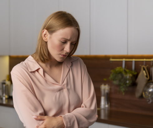 Ύπνος: Οι 2 τροφές που πρέπει να αποφεύγετε πριν τον ύπνο, σύμφωνα με ειδικούς - «Προκαλούν δυσπεψία και καούρα»