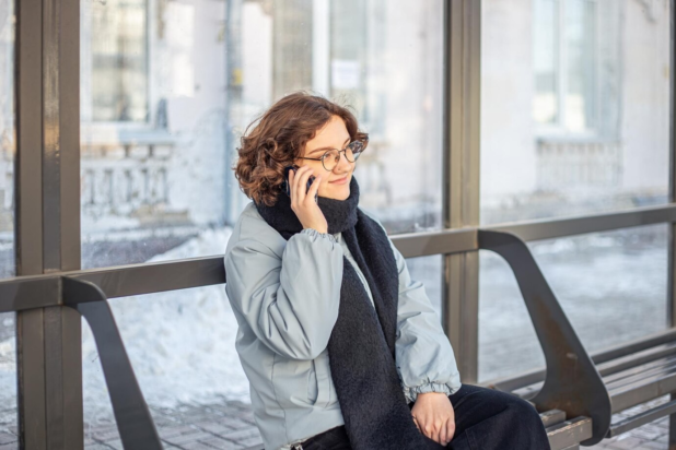 Οι 7 απρόσμενοι λόγοι που εξηγούν γιατί τα παιδιά σας δεν σας παίρνουν συχνά τηλέφωνο