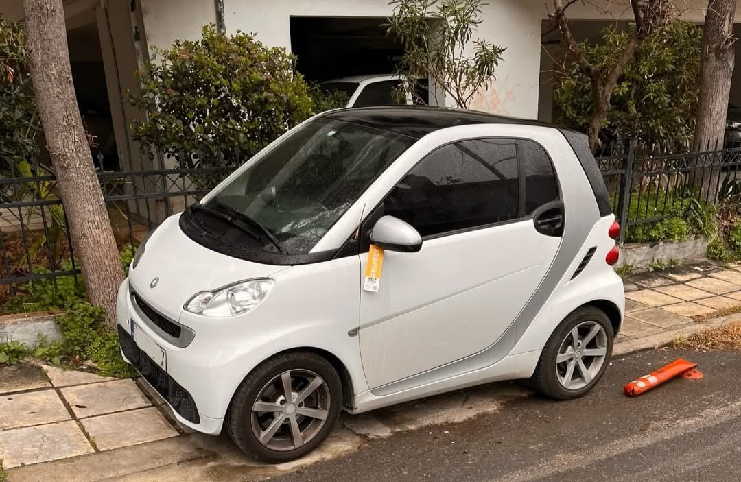 Θεσσαλονίκη: Ανάρπαστα τα καρτελάκια που «στοχεύουν» τους ασυνείδητους οδηγούς που παρκάρουν σε ράμπες αναπήρων – «Έχουν μεγάλη ζήτηση»