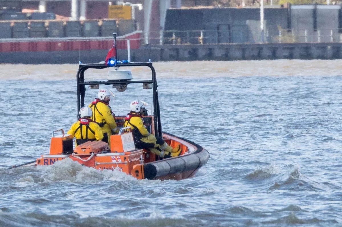 Λονδίνο: Μάχη με τον χρόνο για την 11χρονη που έπεσε στον Τάμεση – «Ακούσαμε ουρλιαχτά παιδιών»