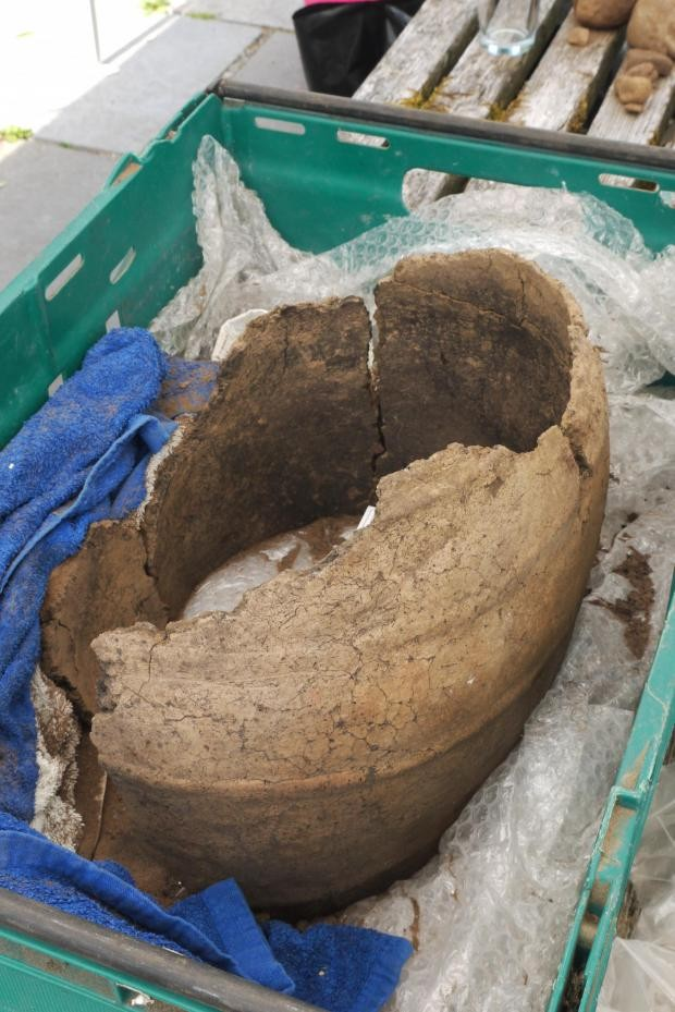 Στο σημείο ανακαλύφθηκε μια τεφροδόχος. Φωτογραφία: Cabot