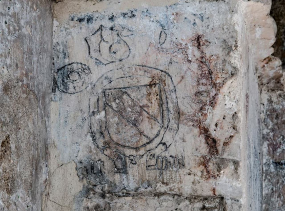 Σκαλιστό οικόσημο με την υπογραφή "Altbach". Η εικόνα αυτή είναι σχεδόν πανομοιότυπη με το οικόσημο της σύγχρονης ομώνυμης πόλης στη νότια Γερμανία. Φαίνεται ότι πρόκειται για έναν άγνωστο προσκυνητή από την τοπική ιπποτική οικογένεια. Οι εικόνες που είναι χαραγμένες πάνω από το οικόσημο αναφέρονται στον Μυστικό Δείπνο: ένα δισκοπότηρο, μια πιατέλα και ένα στρογγυλό κομμάτι ψωμί. Η τρύπα στο ψωμί θυμίζει το περίφημο κουλούρι της Ιερουσαλήμ (ka'ak al-quds), το οποίο είναι ακόμη και σήμερα δημοφιλές στην πόλη.