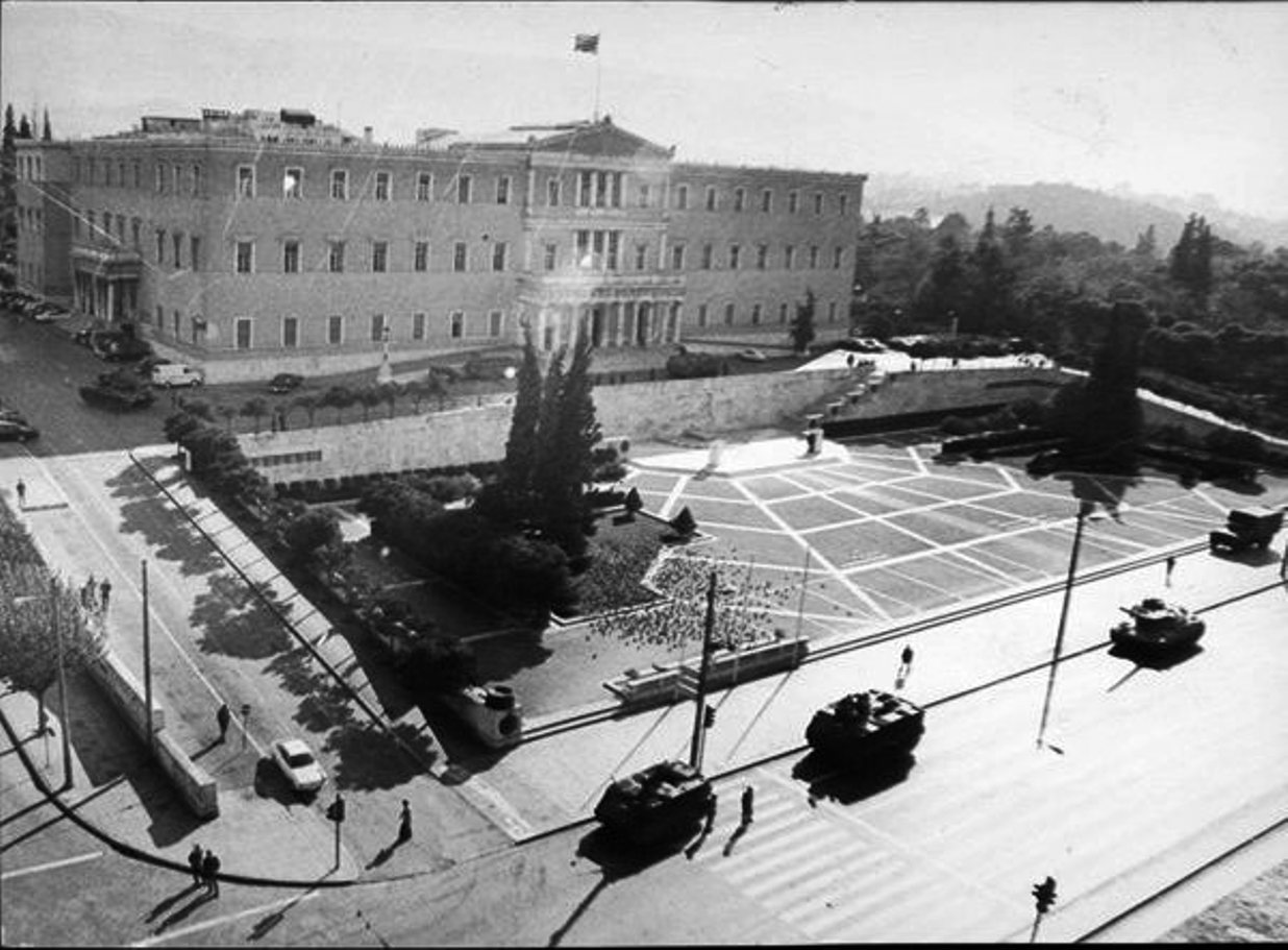 21η Απριλίου 1967, η ημέρα που η Ελλάδα «μπήκε στον γύψο»: Πώς κυλούσε η ζωή στην Αθήνα λίγο πριν βγουν τα άρματα από του Γουδή