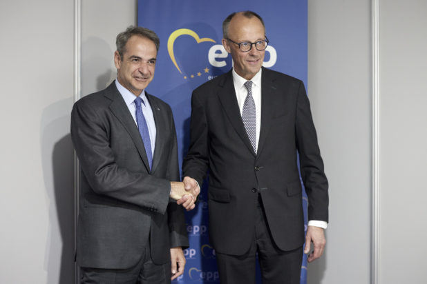 Συνάντηση Μητσοτάκη - Μερτς στο περιθώριο του συνεδρίου του ΕΛΚ στη Βαλένθια