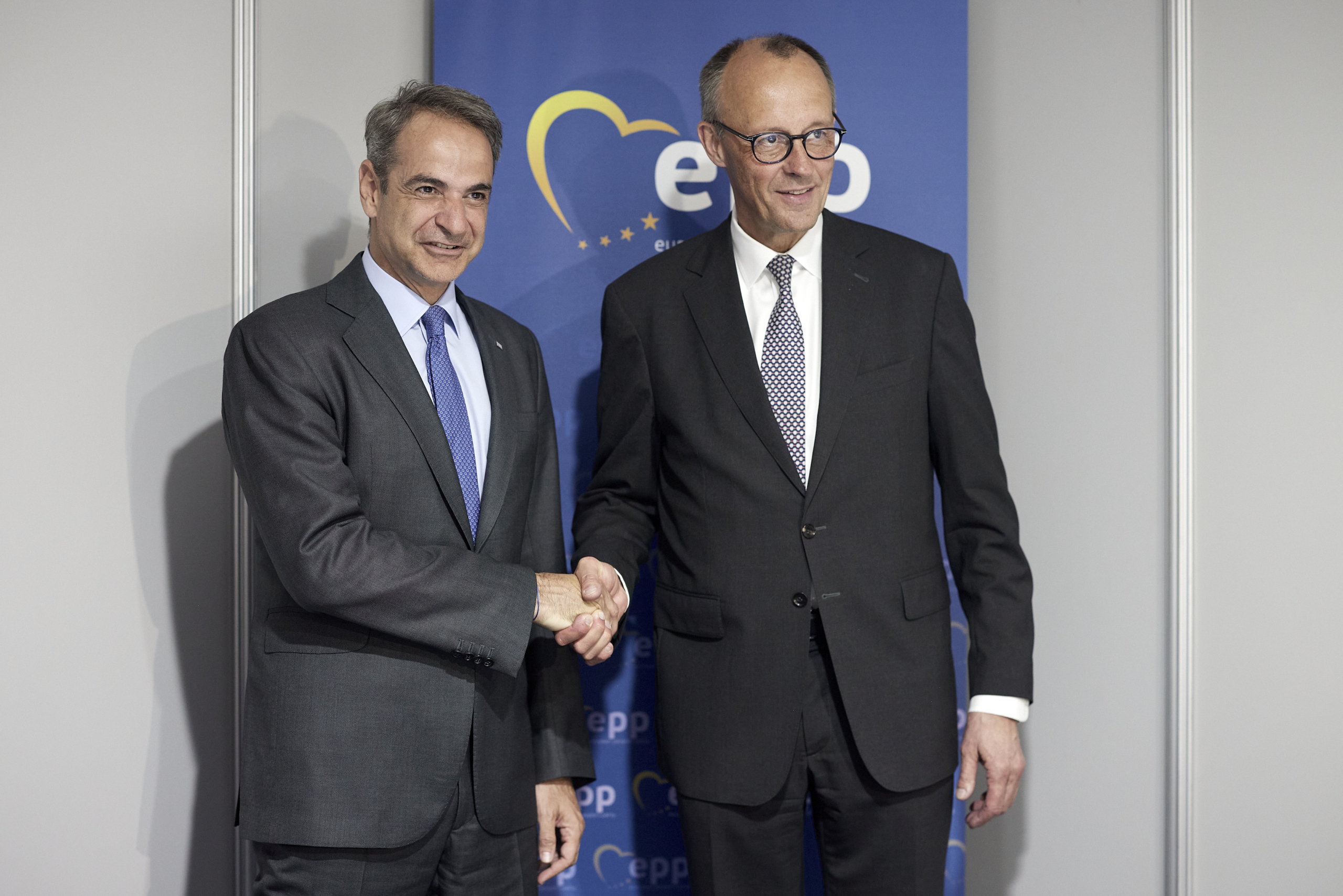 Συνάντηση Μητσοτάκη - Μερτς στο περιθώριο του συνεδρίου του ΕΛΚ στη Βαλένθια