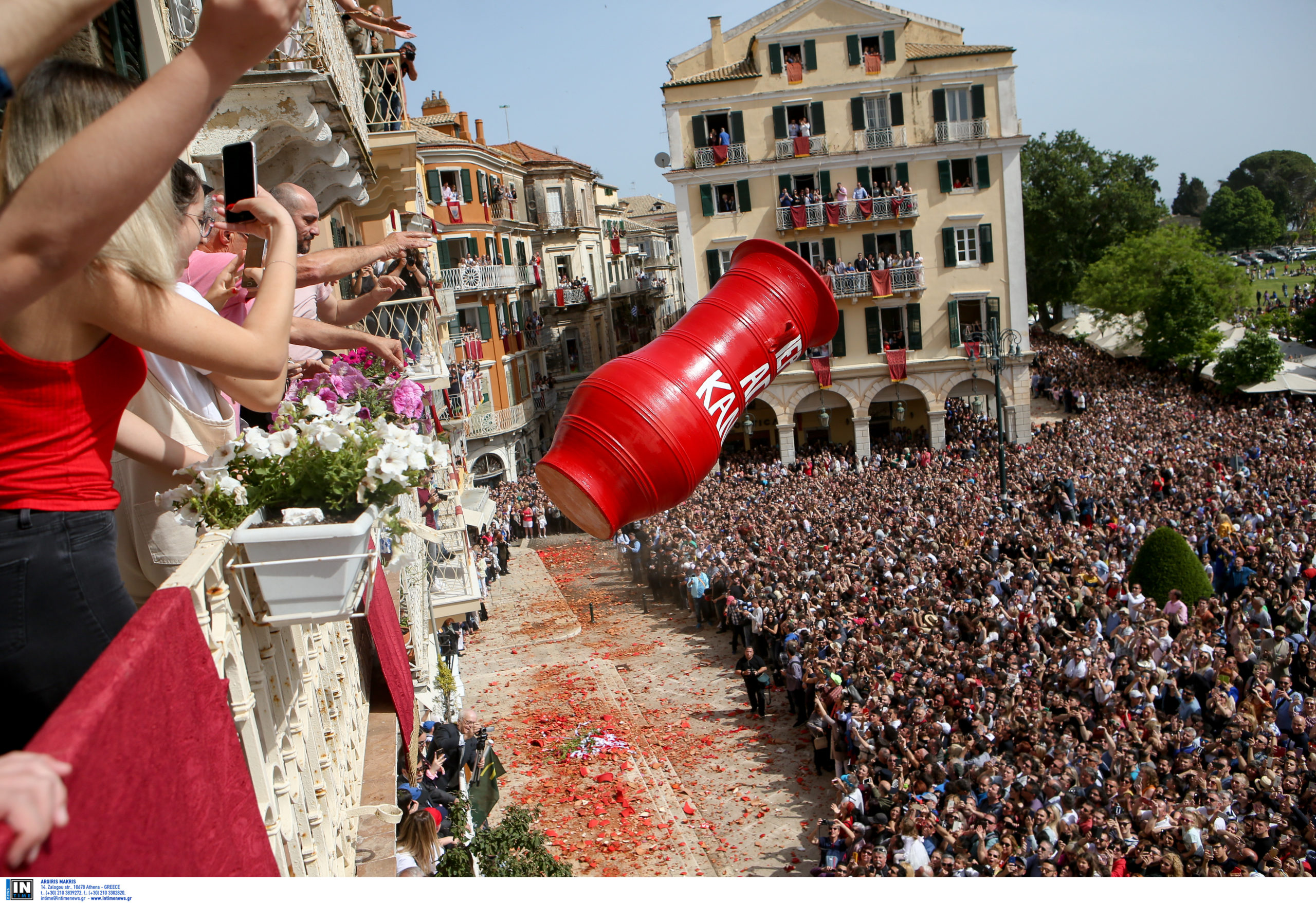 Κέρκυρα: Οι «μπότηδες» έφεραν την Πρώτη Ανάσταση στη Σπιανάδα – Βίντεο με το εντυπωσιακό πασχαλινό έθιμο