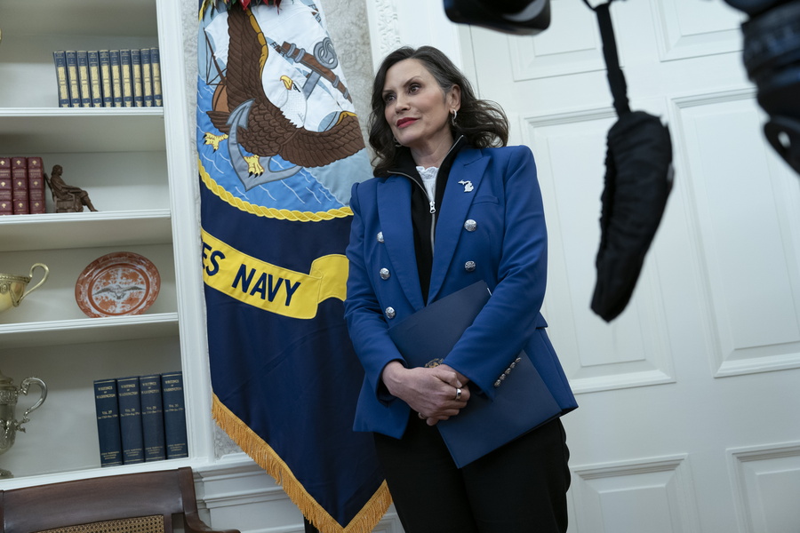 ΗΠΑ: Σάλος στο διαδίκτυο με γυναίκα Κυβερνήτη των Δημοκρατικών που επισκέφθηκε τον Τραμπ στο Οβάλ Γραφείο – Έκρυψε το πρόσωπό της πίσω από έναν φάκελο