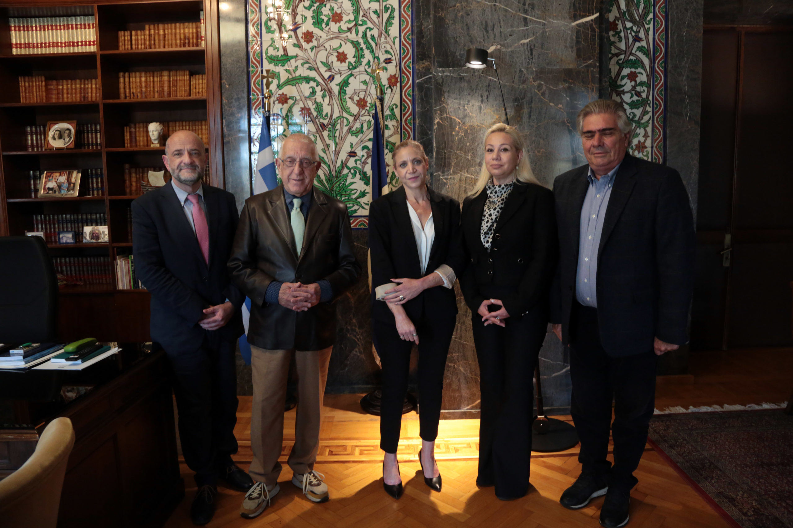 Νικήτας Κακλαμάνης: Συνάντηση με μέλη του συλλόγου θυμάτων της φονικής πυρκαγιάς στο Μάτι το 2018