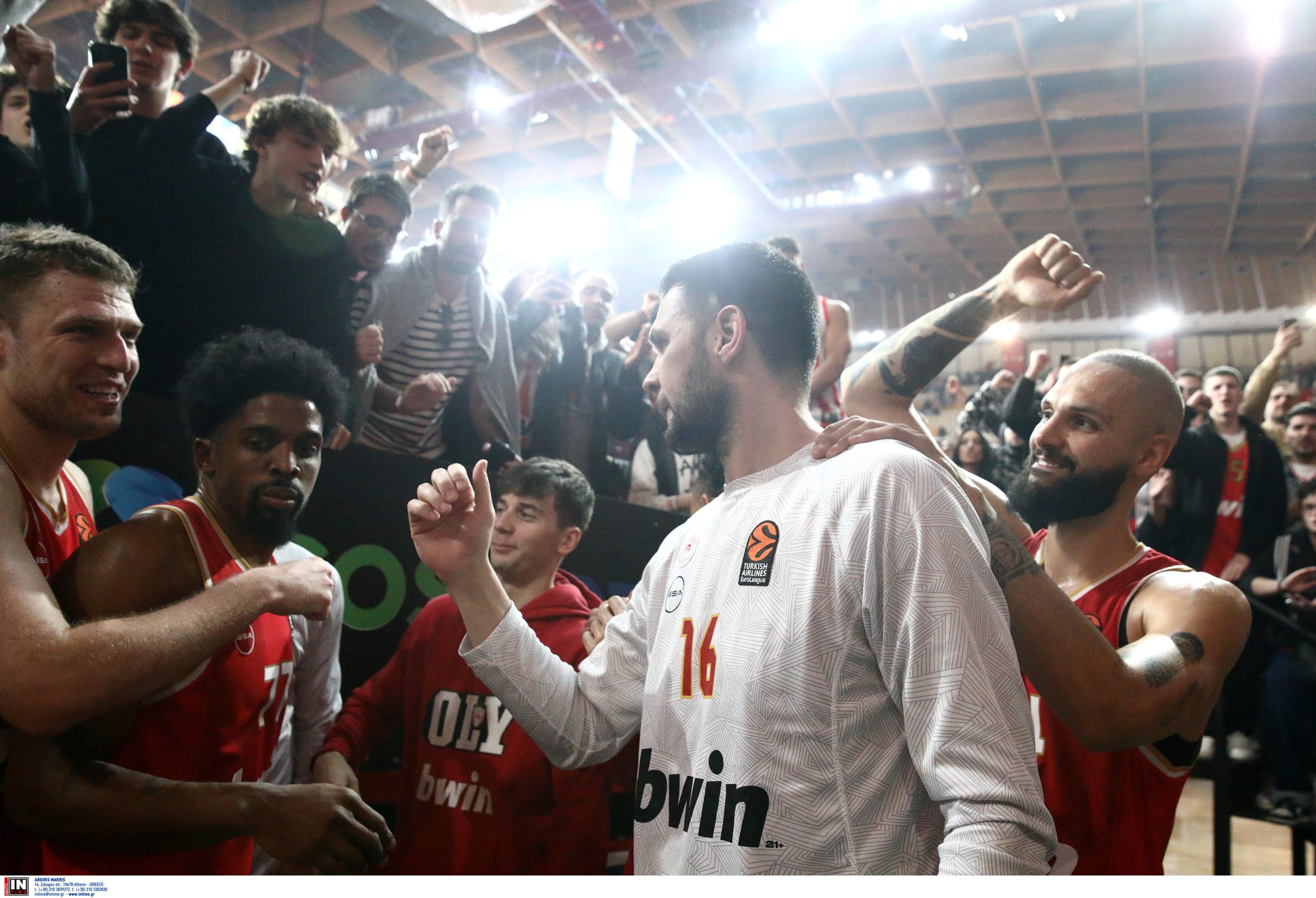 Ολυμπιακός: «Φέρτε μας το ευρωπαϊκό» φώναζαν οι φίλαθλοι των Πειραιωτών μετά τη νίκη επί της Μακάμπι – ΒΙΝΤΕΟ