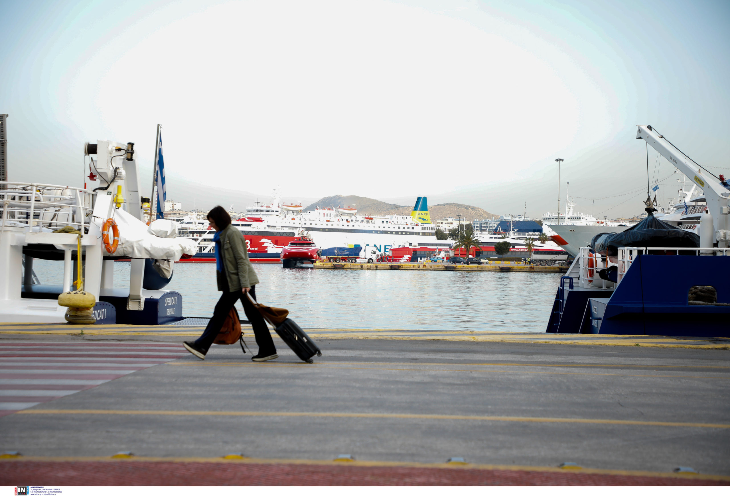 Λιμάνι Πειραιά: Ταλαιπωρία για εκατοντάδες επιβάτες – Απαγορευτικό απόπλου λόγω μηχανικής βλάβης σε δύο πλοία