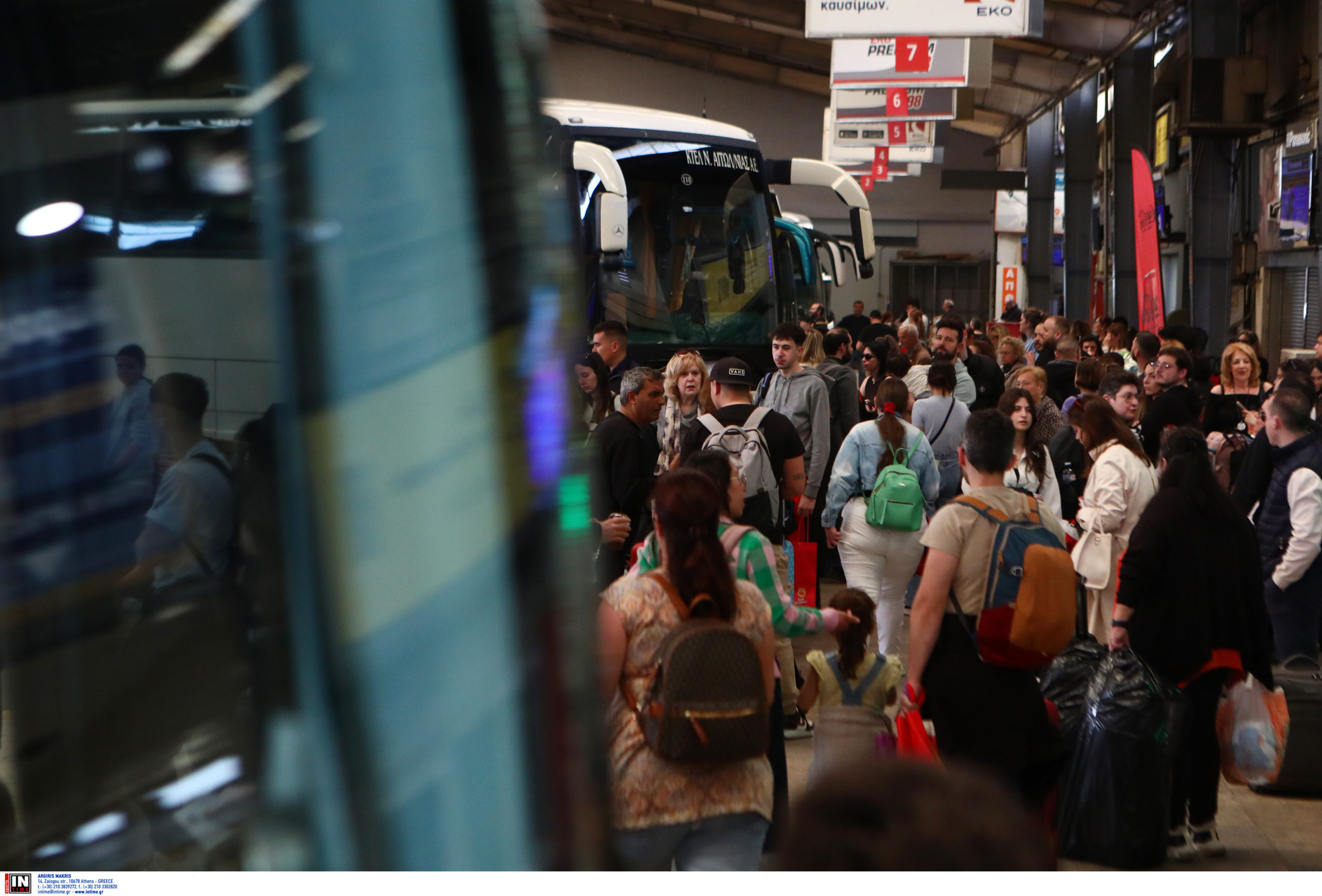 Εγκαταλείπουν την Αθήνα με κάθε μέσο οι εκδρομείς του Πάσχα – Γεμάτα αναχωρούν τα πλοία και τα λεωφορεία