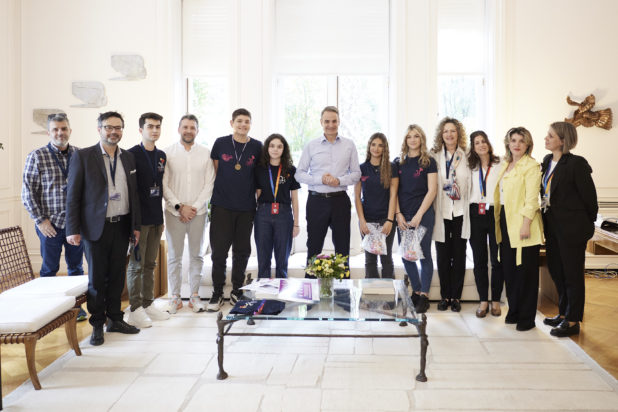 Μητσοτάκης: Συναντήθηκε με παιδιά και μέλη της ανθρωπιστικής οργάνωσης KIDS SAVE LIVES