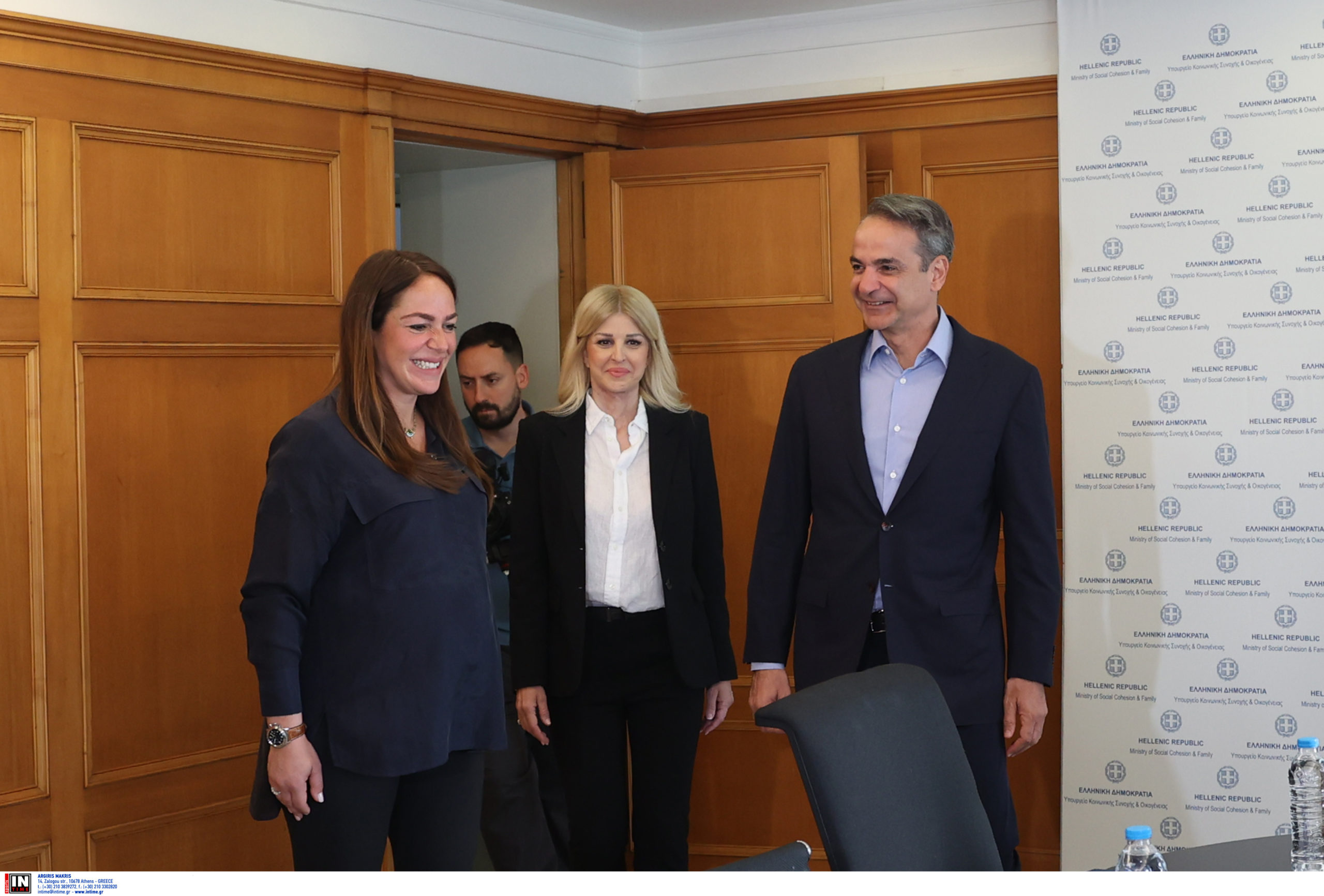 Eπίσκεψη του Πρωθυπουργού στο υπ. Κοινωνικής Συνοχής και Οικογένειας – Στεγαστικό και δημογραφικό στο επίκεντρο