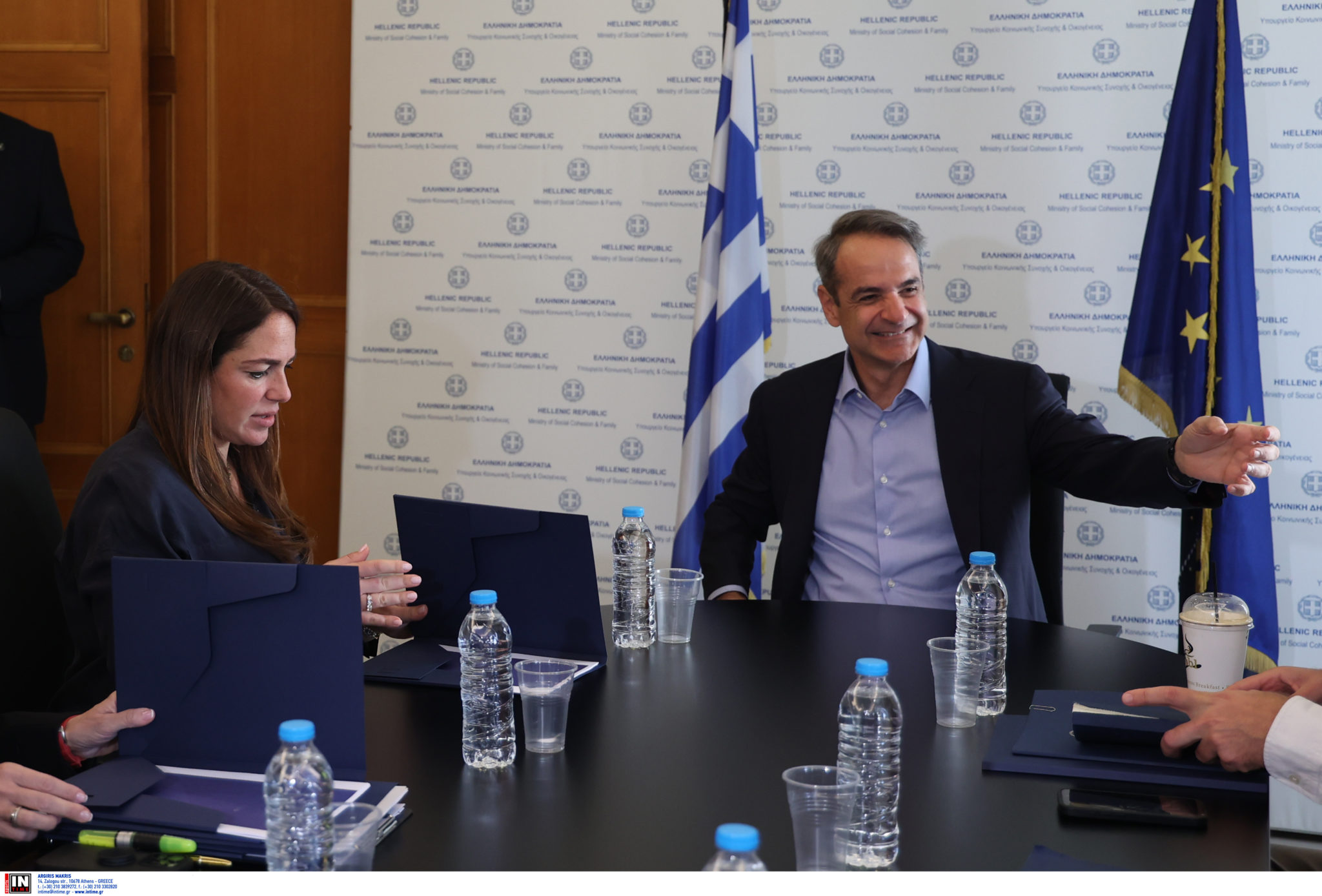 Eπίσκεψη του Πρωθυπουργού στο υπ. Κοινωνικής Συνοχής και Οικογένειας – Στεγαστικό και δημογραφικό στο επίκεντρο