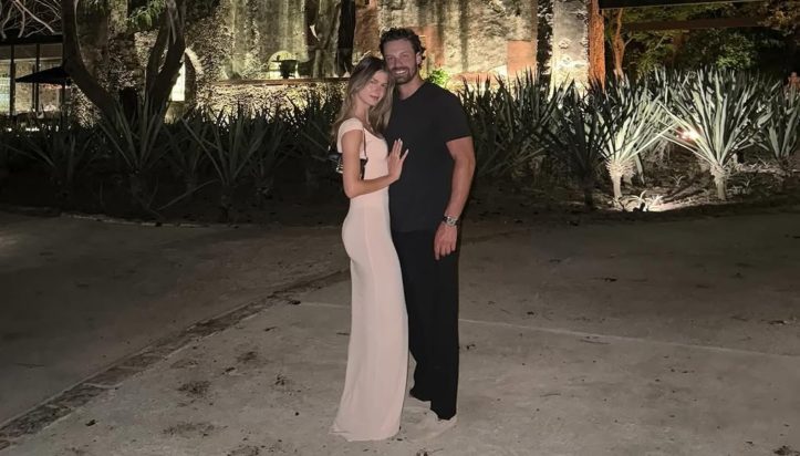 Αρχικά, η Αμαλία Κωστοπούλου ξεκαθάρισε πως δεν έχουν καταλήξει ακόμα σε ημερομηνία γάμου, ούτε και στην τοποθεσία, ωστόσο ενδέχεται να παντρευτεί του χρόνου στην Ελλάδα. Το ζευγάρι ζει και εργάζεται στην Αμερική, και όπως αποκαλύφθηκε γνωρίστηκε μέσα από έναν κοινό φίλο. Συγκεκριμένα, η Αμαλία Κωστοπούλου έγραψε: «Μου στέλνουν πάρα πολλές τέτοιες ερωτήσεις. Δεν ξέρω ακόμα πότε ή πού. Μόλις έχουμε αρχίσει να το σκεφτόμαστε και απολαμβάνουμε τη στιγμή. Μάλλον, στην Ελλάδα, κάποια στιγμή του χρόνου, αλλά μην το πάρετε ως δεδομένο. Γνωριστήκαμε επειδή μας σύστησε ένας κοινός φίλος». Δείτε τις αναρτήσεις της Αμαλία Κωστοπούλου: Οι αποκαλύψεις για τον επικείμενο γάμο με τον Τζέικ Μέντγουελ και η ιστορία της γνωριμίας τους Σε άλλη ερώτηση που δέχτηκε σχετικά με τα πιο σημαντικά στοιχεία που την ώθησαν να επιλέξει τον Τζέικ Μέντγουελ ως τον μέλλοντα σύζυγό της, απάντησε πως αγάπησε τις αδυναμίες της, είναι ένας άνθρωπος που βάζει σε προτεραιότητα εκείνη και τη σχέση τους, καθώς επίσης ξεχωρίζει για τις αξίες του. Όπως σημείωσε η Αμαλία Κωστοπούλου για τον σύντροφό της: «Ο Τζέικ είναι ο πρώτος άνθρωπος που αγάπησε τα κομμάτια του εαυτού μου που νόμιζα ότι δεν μπορούν να αγαπηθούν. Όλοι έχουμε αδυναμίες — αλλά στα μάτια του σωστού ανθρώπου, αυτά τα κομμάτια αντιμετωπίζονται με καλοσύνη, όχι με κριτική. Η αγάπη του με έκανε να νιώσω ότι με βλέπει πραγματικά και ότι είμαι ασφαλής. Οι πράξεις μετρούν περισσότερο από τα λόγια. Από την πρώτη μέρα έδινε προτεραιότητα σε μένα και στη σχέση μας — είτε μέσα από το πώς βρίσκει χρόνο για μένα, είτε με το πώς προσπαθεί, κάνει σχέδια ή με το πώς δίνει το “παρών”. Χωρίς λόγια, μόνο πράξεις. Είναι απλώς ένας καλός άνθρωπος με αρχές και αξίες. Δεν τον έχω δει ποτέ να χάνει την ψυχραιμία του ή να φέρεται άσχημα. Είναι πάντα θετικός, κάνει τη ζωή να μοιάζει φωτεινή και γεμάτη αγάπη. Δίνει προτεραιότητα στην οικογένειά του. Γίνεται φίλος με όλους. Τον θαυμάζω και μαθαίνω απ’ αυτόν».