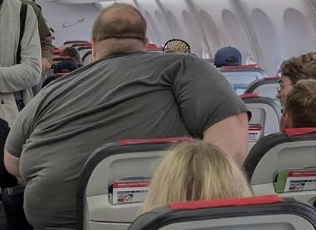 Σάλος με φωτογραφία για τις συνθήκες ταξιδιού των μεγαλόσωμων επιβατών: Οι αντιδράσεις και το «δίλημμα» των καθισμάτων – «Δεν θα σταματήσω να πετάω επειδή δεν χωράω»